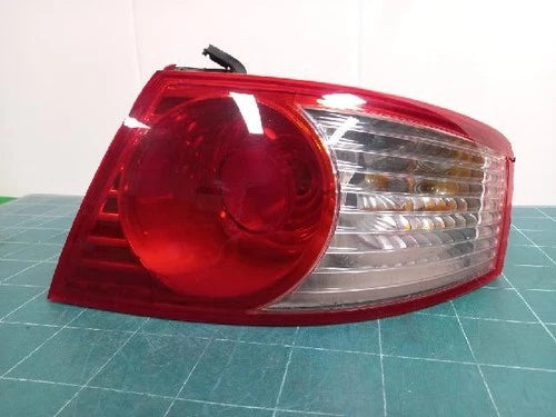 Right rear tail light assembly compatible with Kia Amanti 2004, RH OEM 92402, 3F070