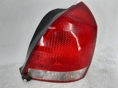 Right rear combination tail light assembly compatible with Hyundai Elantra 2002, genuine OEM replacement part 92402 2D000