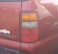 00-03 Chevrolet Suburban 1500 (derecho) Pasajero Luz trasera Lámpara OEM LKQ