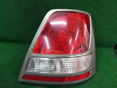 Right rear combination tail light assembly OEM 92402 3E000 compatible with Kia Sorento 2003