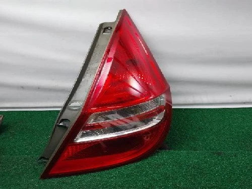 Right rear tail light assembly compatible with Hyundai i30 2009, genuine OEM replacement part 924022L000