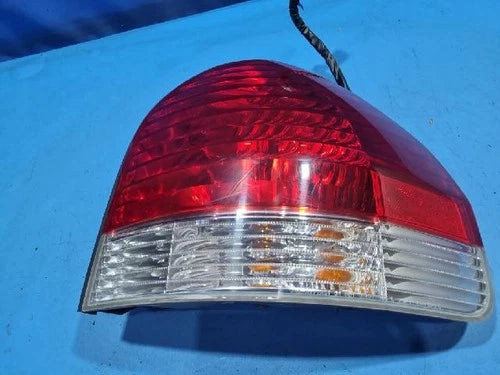 Right rear combination tail light assembly compatible with Hyundai Santa Fe 2005, genuine OEM replacement part 92402 26500
