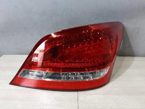 Right rear tail light compatible with Hyundai Equus 2011, genuine OEM replacement part 924023N000