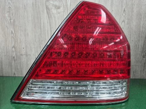 Right rear combination tail light assembly (RH) compatible with Hyundai Equus 2007, genuine OEM replacement part 92402-3B500