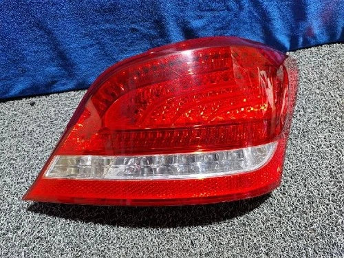 Right rear tail light assembly compatible with Hyundai Centennial 2010, genuine OEM replacement part 92402, 3N000