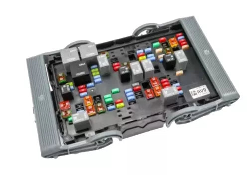 Módulo OEM Usado - Módulo de control de relés de la caja de fusibles de GMC Tahoe Yukon 2010-2014 P: 22798214 AV9 OEM