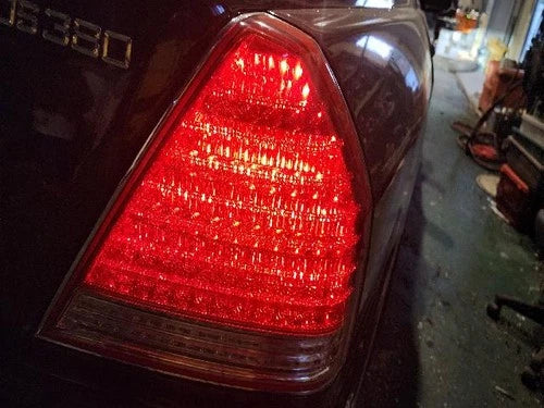 Right rear tail light assembly compatible with Hyundai Equus 2006, genuine OEM replacement part 92402-3B500