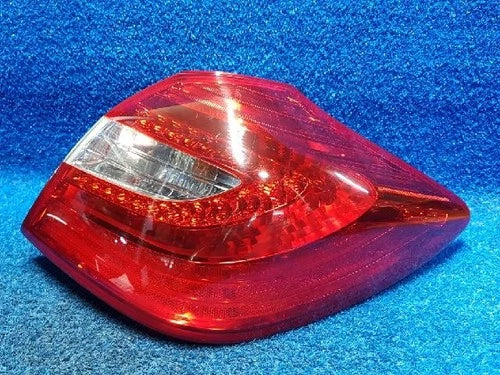 Right rear combination tail light assembly Hyundai Genesis 2013 OEM 924023M2