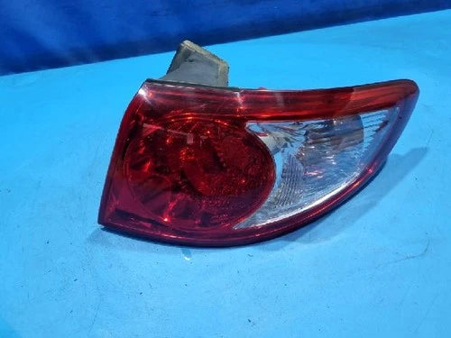 Right rear combination tail light assembly OEM 92402 2B000 compatible with Hyundai Santa Fe 2006