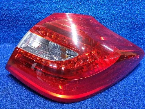 Rear combination tail light Hyundai Genesis 2013 (right side/passenger side) OEM 924023M2