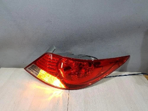 Right rear combination tail light assembly OEM 924021R000 compatible with Hyundai Accent 2011