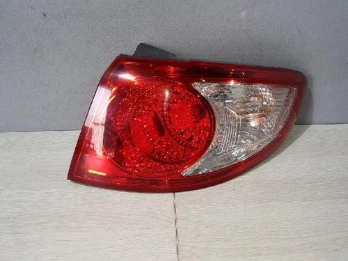 Right outer rear tail light assembly OEM 92402 2B000 compatible with Hyundai Santa Fe 2007