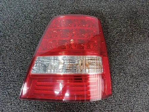 Right rear combination tail light assembly compatible with Kia Sorento 2006, genuine OEM replacement part 92402 3E500