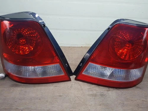 Right rear combination tail light assembly OEM 924023E000 compatible with Kia Sorento 2004