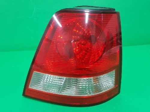 Right rear tail light assembly compatible with Kia Sorento 2004, genuine OEM replacement part 924023E000