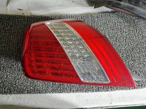 Left rear combination tail light assembly compatible with Kia Amanti 2009, genuine OEM replacement part 924013F