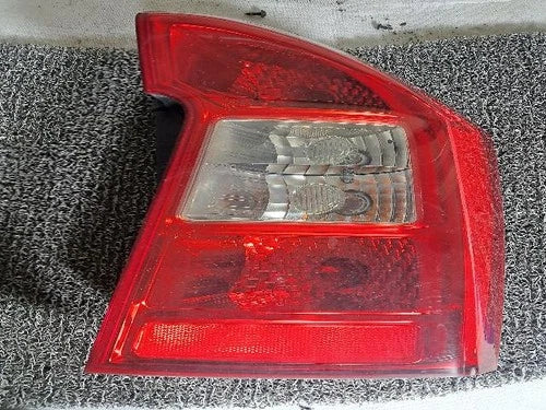 Right rear tail light assembly compatible with Kia Carens 2007, genuine OEM replacement part 924021D0