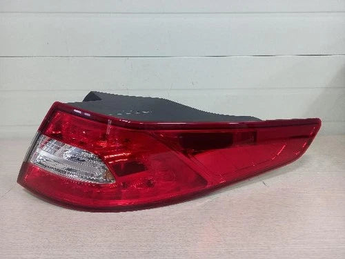 Right rear combination tail light assembly OEM 92402 2T100 compatible with Kia K5 2011
