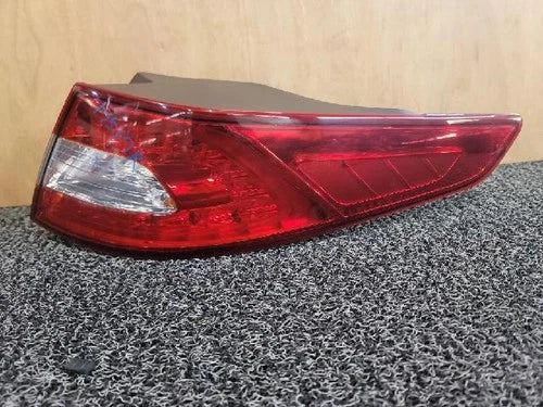 Right rear combination tail light assembly OEM 92402 2T100 compatible with Kia K5 2013