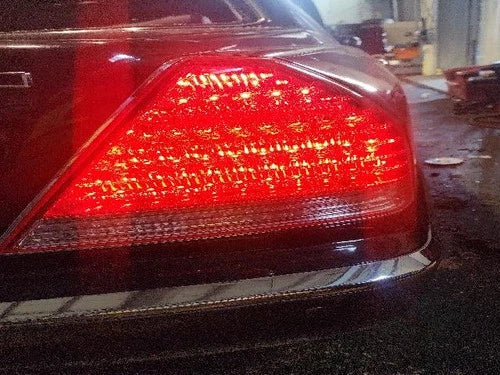 Right rear tail light assembly compatible with Hyundai Equus 2004, genuine OEM replacement part 92402-3B500