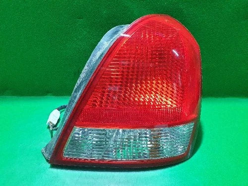 Right rear combination tail light assembly OEM 92402 2D000 compatible with Hyundai Elantra 2001