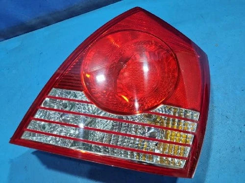 Right rear combination tail light assembly OEM 92402 2D500 compatible with Hyundai Elantra 2006