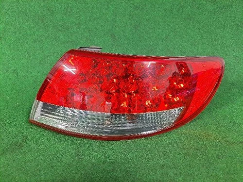 Right rear combination tail light assembly compatible with Hyundai Azera 2007, genuine OEM replacement part 924023L000