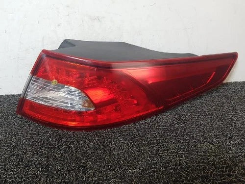 Right rear combination tail light assembly OEM 92402 2T100 compatible with Kia K5 2011