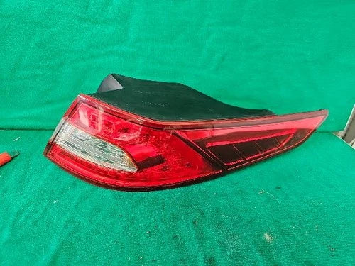 Right rear combination tail light assembly OEM 92402 2T000 compatible with Kia K5 2013