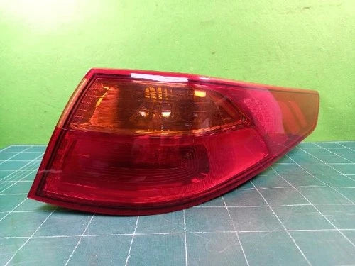 Right rear combination tail light assembly OEM 92402 2T500 compatible with Kia K5 2015