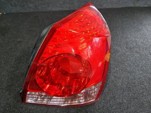 Right rear combination tail light assembly compatible with Hyundai Elantra 2005, genuine OEM replacement part 92402 2D500