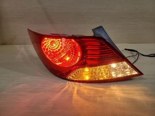 Left rear combination tail light assembly compatible with Hyundai Accent 2013, genuine OEM replacement part 924011R000