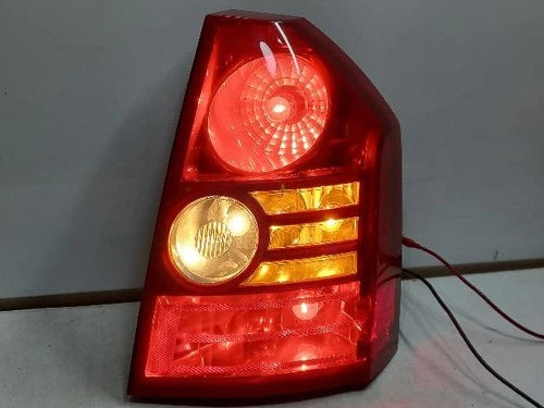Right rear tail light assembly compatible with Chrysler 300C 2009, genuine OEM replacement part 04806370AB