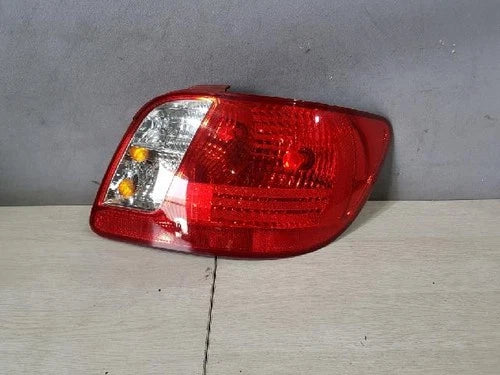 Right rear tail light assembly compatible with Kia Rio 2005, genuine OEM replacement part 924021G000