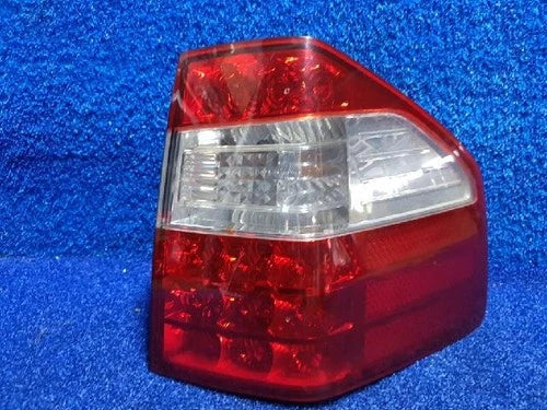 Right rear combination tail light assembly compatible with Kia Borrego 2009, genuine OEM replacement part 92402 2J101