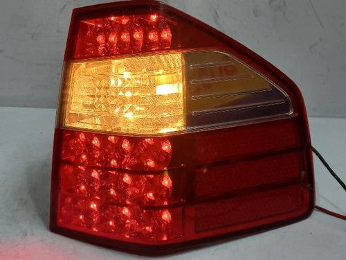 Right rear tail light assembly compatible with Kia Borrego 2013, genuine OEM replacement part 924022J101
