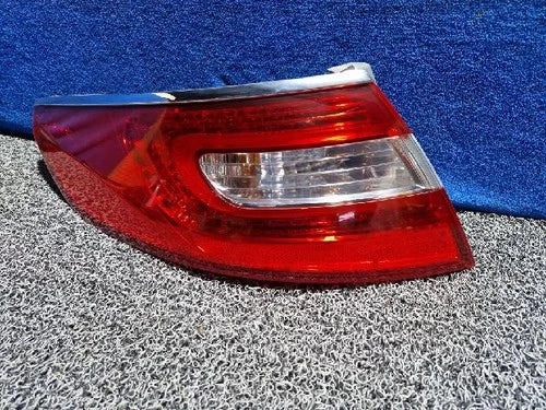 Left rear tail light assembly compatible with Hyundai Azera 2011, genuine OEM replacement part 92403 3V000