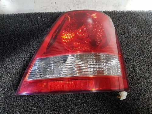 Right rear combination tail light assembly OEM 92402 3E000 compatible with Kia Sorento 2003