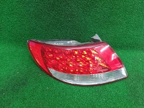 Left rear tail light assembly compatible with Hyundai Azera 2005, genuine OEM replacement part 92401 3L100