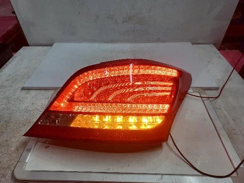Right rear tail light assembly compatible with Hyundai Equus 2011, genuine OEM replacement part 924023N000