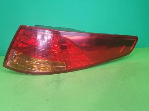 Right rear combination tail light assembly OEM 92402 2T000 compatible with Kia K5 2013