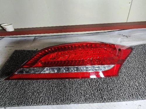 Rear combination tail light (right) compatible with Hyundai Equus 2010, genuine OEM replacement part 924023N010