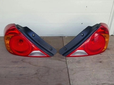 Right rear combination tail light assembly compatible with Kia Spectra 2002, genuine OEM replacement part 0K2N151150A
