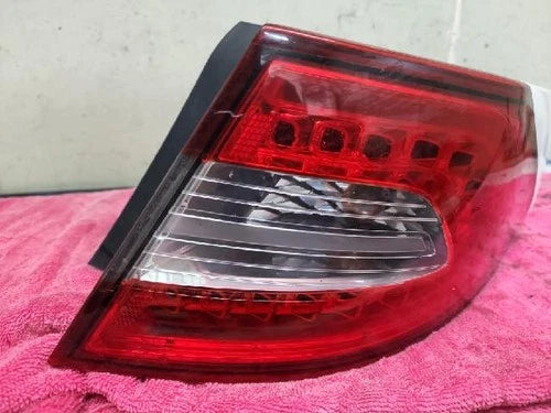 Right rear combination tail light assembly OEM 92402 2T100 compatible with Kia K5 2011