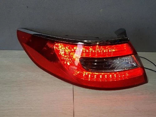 Left rear tail light assembly compatible with Hyundai Azera 2012, genuine OEM replacement part 924033V000