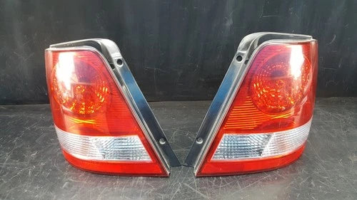 Right rear combination tail light assembly compatible with Kia Sorento 2003, genuine OEM replacement part 924023E000
