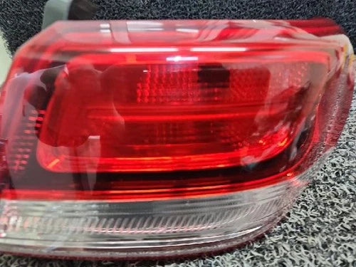 Right rear combination tail light assembly OEM 92402 D4000 compatible with Kia K5 2019