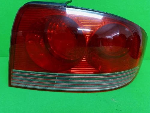 Right rear combination tail light assembly OEM 92402 3D000 compatible with Hyundai EF 1.8 DLX 2002