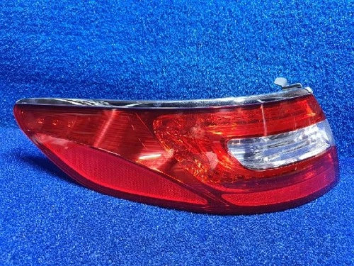 Used OEM Part - Combination Tail Light Assembly (center) compatible with Hyundai Azera 2016, genuine OEM replacement part 92401 3V400