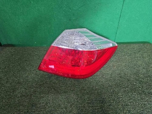 Right rear tail light assembly compatible with Hyundai Genesis Coupe 2013, genuine OEM replacement part 924023M000
